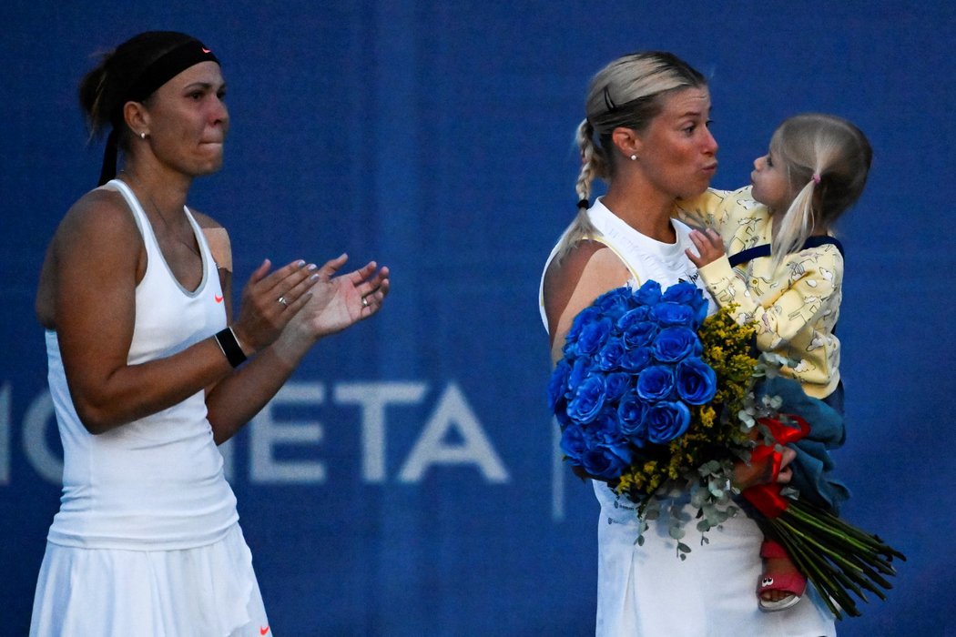 Andrea Sestini Hlaváčková se svou dcerou po prohře na Prague Open