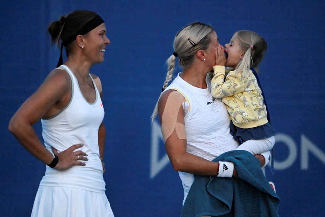 Andrea Sestini Hlaváčková se svou dcerou Isabellou po posledním zápase své kariéry