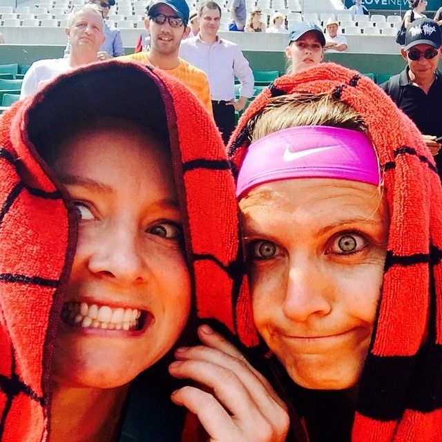 A je tu finále a je pořádně horko! Ručníkové selfie Bethanie Mattekové-Sandsové a Lucie Šafářové po vyhraném semifinále čtyřhry na Roland Garros