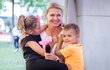 Lucie Šafářová s dětmi Leontýnkou (6) a Oliverem (4) Lucie Šafářová s dětmi Leontýnkou (6) a Oliverem (4)