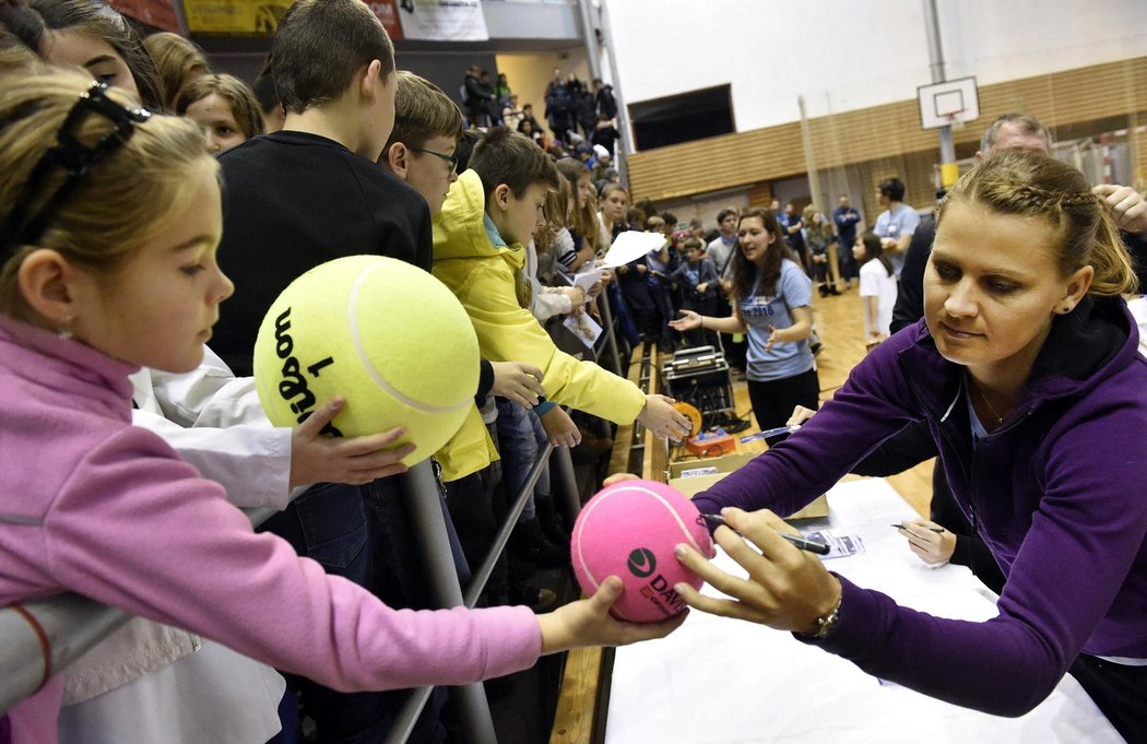 Lucie Šafářová se v úterý podepisovala v Brně malým fanouškům, myšlenky ale měla někde jinde...