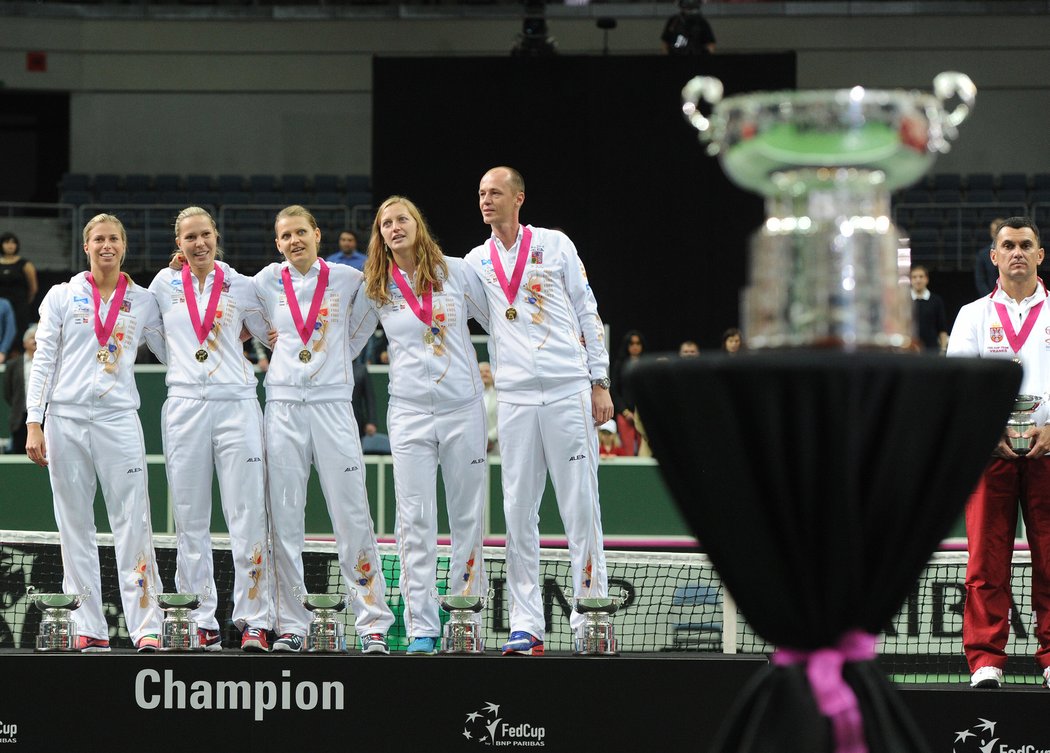 2012. Další fedcupový triumf slaví Andrea Hlaváčková, Lucie Hradecká, Lucie Šafářová, Petra Kvitová a Petr Pála