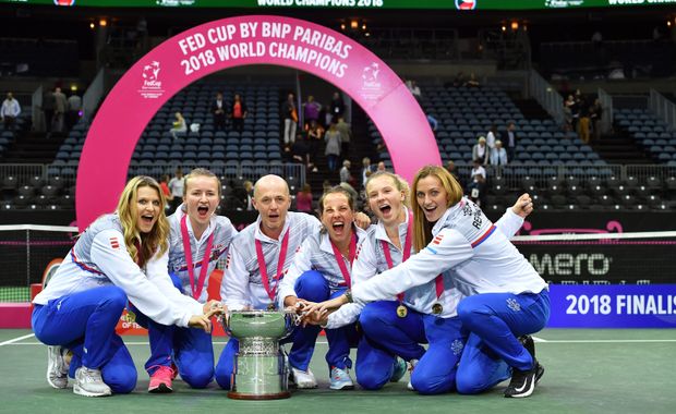 Radost po vítězství nad Američankami. Se Šafářovou slaví Barbora Krejčíková, trenér a kapitán Petr Pála, Barbora Strýcová, Kateřina Siniaková a Petra Kvitová. Radost po vítězství nad Američankami. Se Šafářovou slaví Barbora Krejčíková, trenér a kapitán Petr Pála, Barbora Strýcová, Kateřina Siniaková a Petra Kvitová.