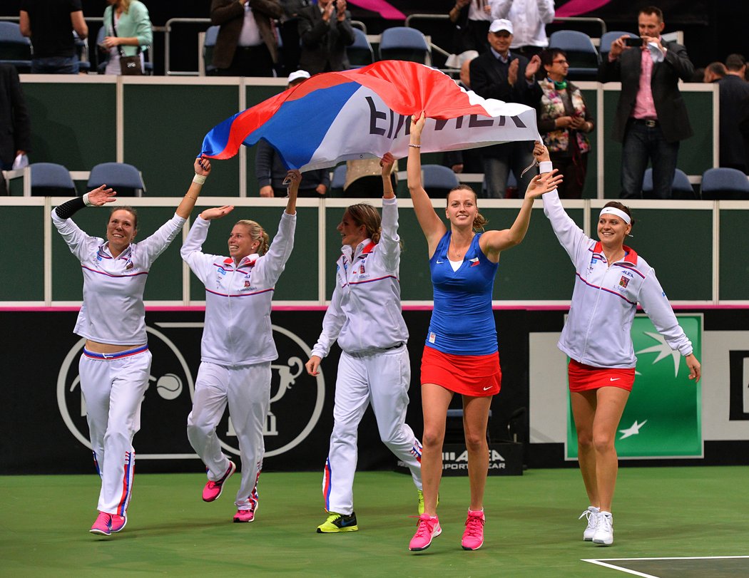 2014. Po vítězství nad Němkami slaví fedcupový triumf Hradecká, Andrea Hlaváčková, Karolína Plíšková, Petra Kvitová a Lucie Šafářová.