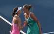 Lucie Šafářová s Karolínou Plíškovou po jejich vzájemném zápase na turnaji v Dubaji