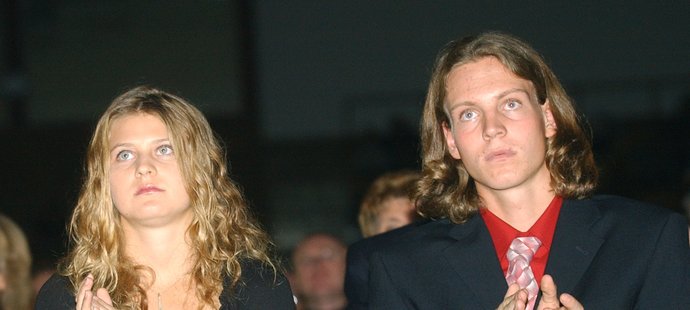 2004. Lucie Šafářová na vyhlášení ankety Zlatý kanár po boku Tomáše Berdycha.