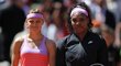 Lucie Šafářová a Serena Williamsová před finálovým utkáním.