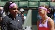 Serena Williamsová a Lucie Šafářová se zdraví u sítě