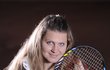 2013. Tenis je láska! Šafářová přitiskla raketu k srdci při focení pro Sport.