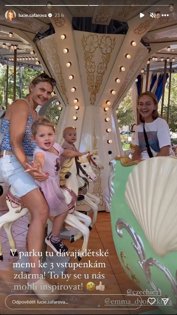 Lucie Šafářová si aktuálně v Remeši užívá s dětmi. Vpravo její neteř Emma Dvořáčková, s níž by měla nastoupit ve čtyřhře Lucie Šafářová si aktuálně v Remeši užívá s dětmi. Vpravo její neteř Emma Dvořáčková, s níž by měla nastoupit ve čtyřhře