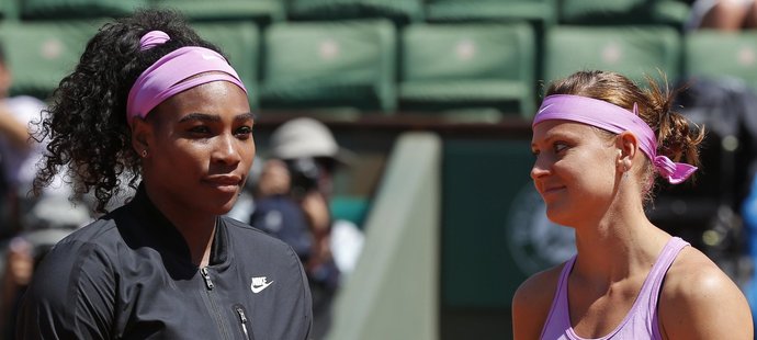 Serena Williamsová a Lucie Šafářová se zdraví u sítě