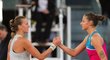 Petra Kvitová si podává ruku s Karolínou Plíškovou na turnaji v Madridu v květnu 2018