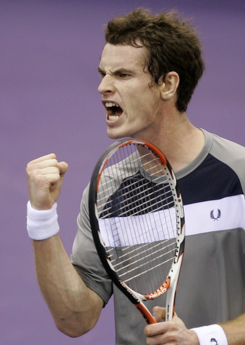 Andy Murray oslavuje bod v zápasu proti Federerovi