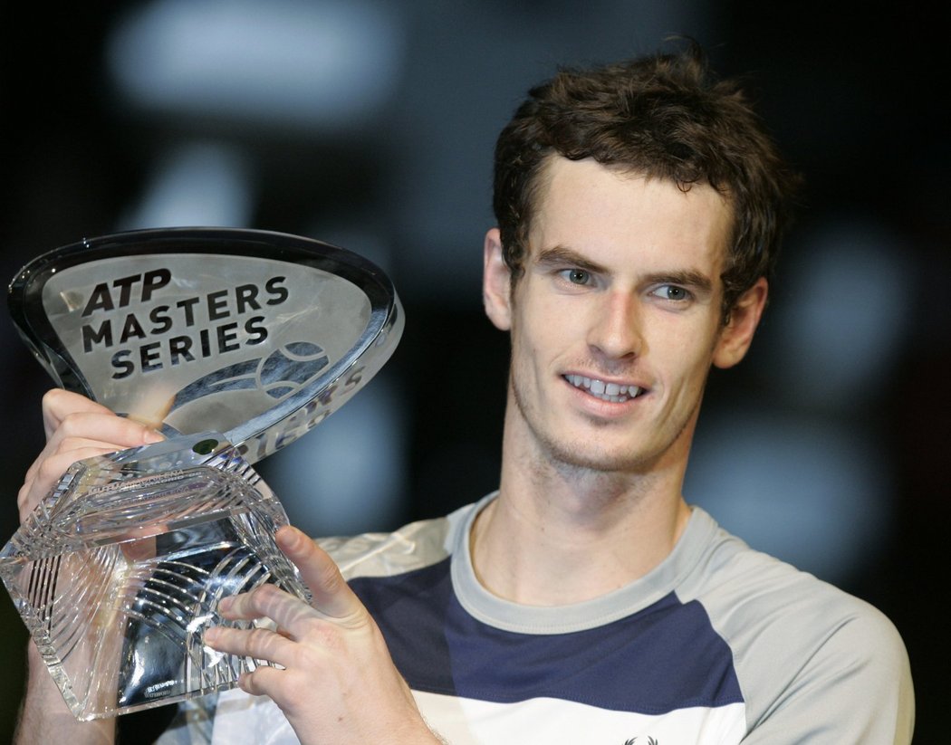 Andy Murray s trofejí pro vítěze turnaje v Madridu