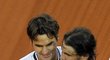 Objetí po zápase - Roger Federer (vlevo) daroval vítězství v turnaji Rafaelu Nadalovi málo vídaným kiksem
