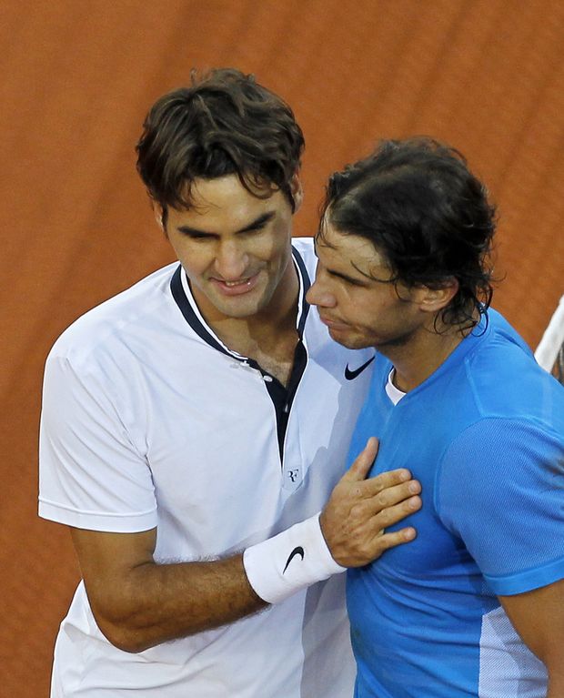 Objetí po zápase - Roger Federer (vlevo) daroval vítězství v turnaji Rafaelu Nadalovi málo vídaným kiksem Objetí po zápase - Roger Federer (vlevo) daroval vítězství v turnaji Rafaelu Nadalovi málo vídaným kiksem