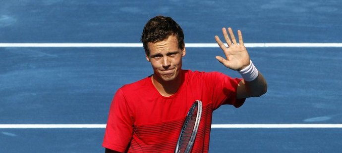 Tomáš Berdych mává fanouškům po výhře nad domácím Fernandem Verdaskem