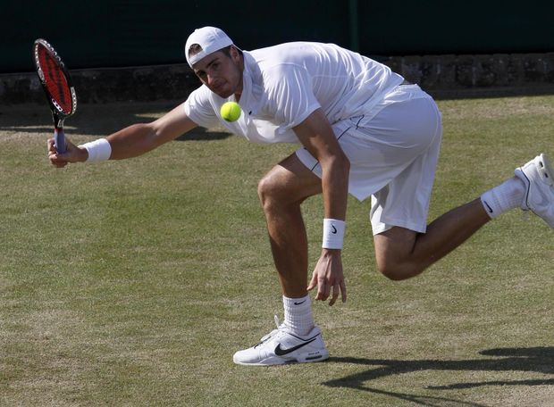 Isner se brání tlaku Mahuta. Isner se brání tlaku Mahuta.