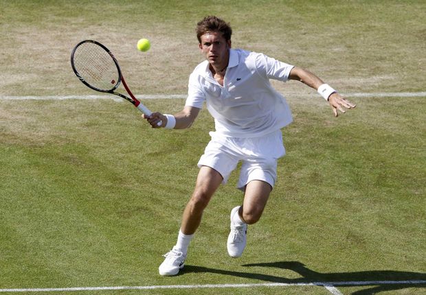 Mahut bojuje v nekonečném zápase s Isnerem. Mahut bojuje v nekonečném zápase s Isnerem.
