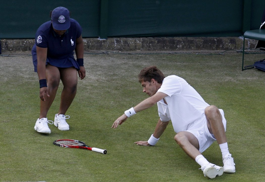 Mahut se sbírá z wimbledonské trávy.