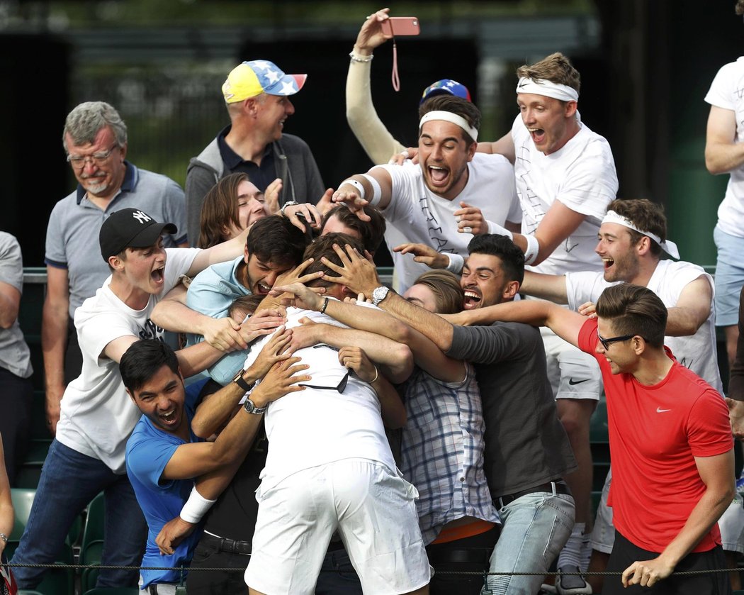 Marcus Willis oslavuje se svými přáteli výhru ve Wimbledonu