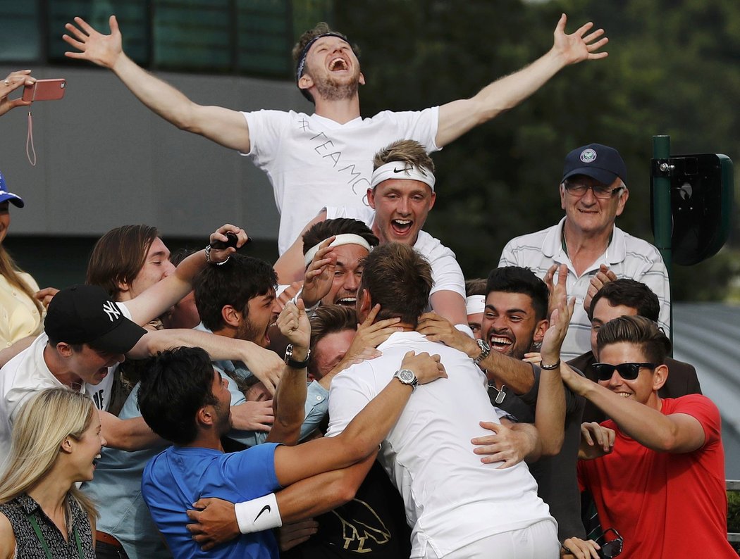Marcus Willis s přáteli po výhře ve Wimbledonu
