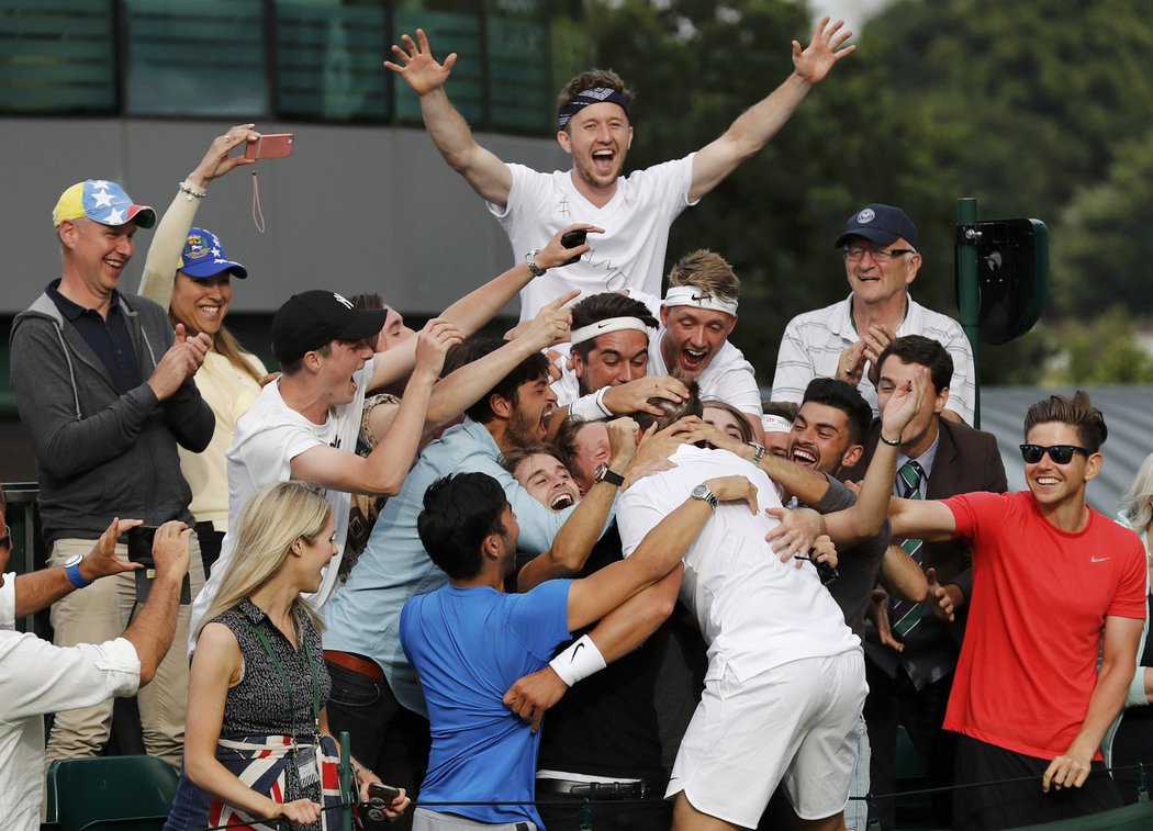 Marcus Willis oslavuje, že se dostal na Wimbledon