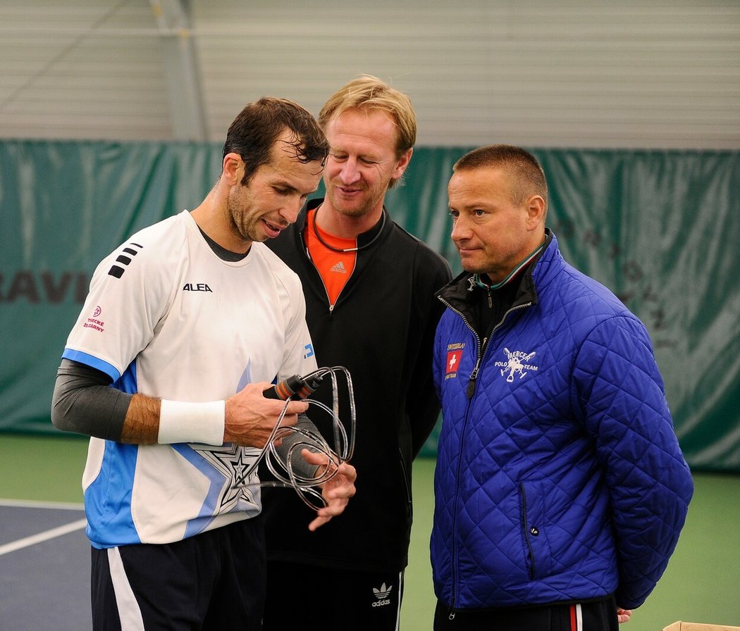 Obrovská ztráta pro český tenis. Svět navždy opustil kouč Marek Všetíček. Na snímku s Radkem Štěpánkem a Petrem Kordou