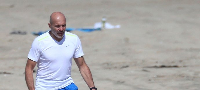 Maria Šarapovová maká na pláži v Los Angeles se svým trenérem