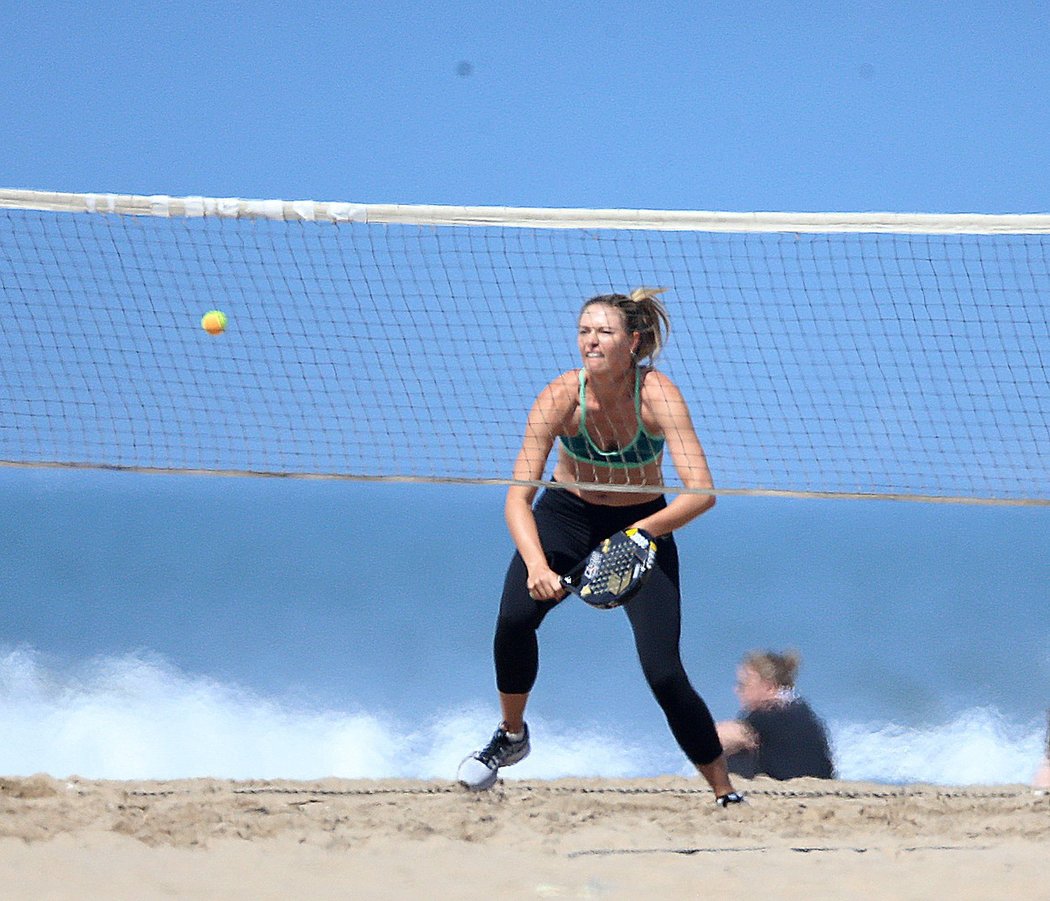 Maria Šarapovová věří, že se k tenisu co nejrychleji vrátí. Takhle si zahrála aspoň na pláži...