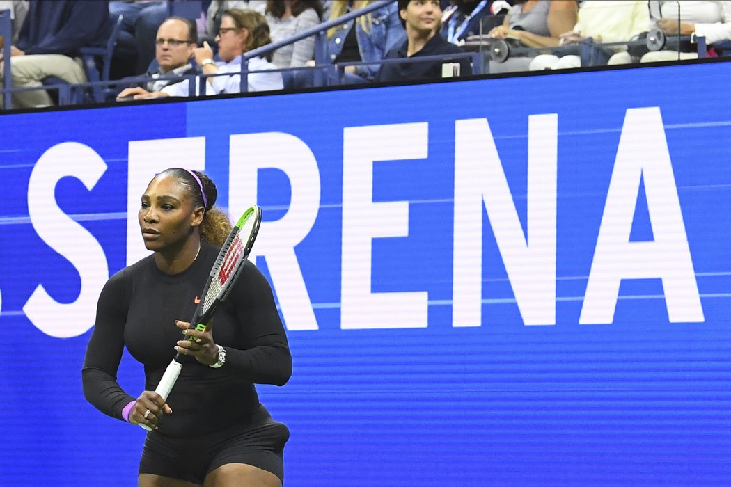 Ostře sledovaný zápas Sereny Williamsové s Marií Šarapovovou v prvním kole US Open drama nepřinesl.