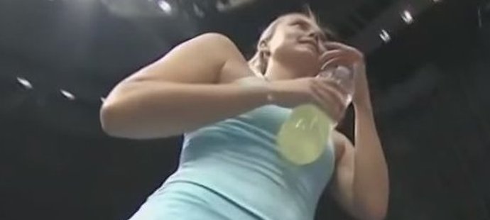 Zajímavý záběr pod sukni tenisové krásky Marie Šarapovové