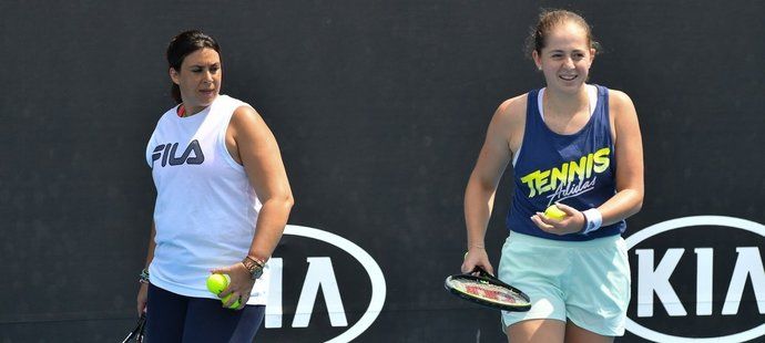 V současné době trénuje bývalá wimbledonská šampionka vítězku Roland Garros z roku 2017 Jelenu Ostapenkovou