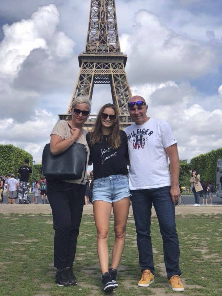 Markéta Vondroušová s maminkou a s tatínkem v Paříži při Roland Garros 2018