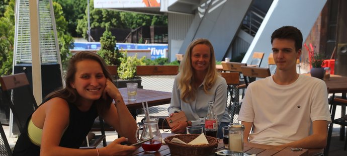 Čerstvou finalistku Roland Garros ocenila Kateřina Stecová (uprostřed) z nadnárodní sportovní agentury Octagon, která má s šestnáctou hráčkou světa smlouvu již šest let.