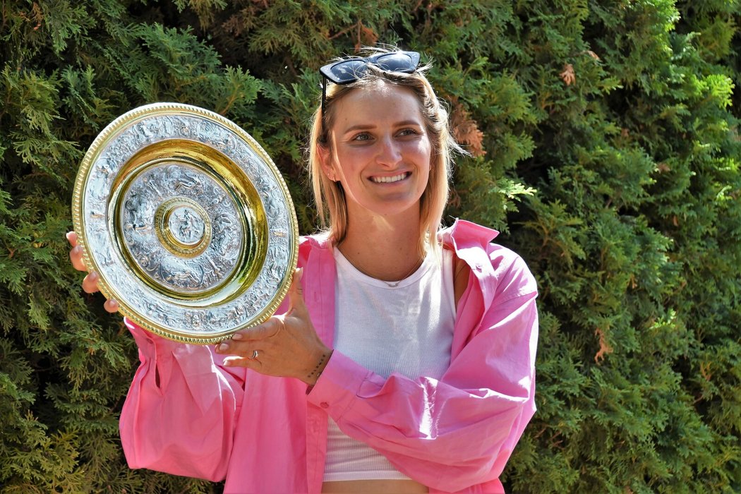 Markéta Vondroušová se vrátila do Česka s trofejí pro vítězku Wimbledonu