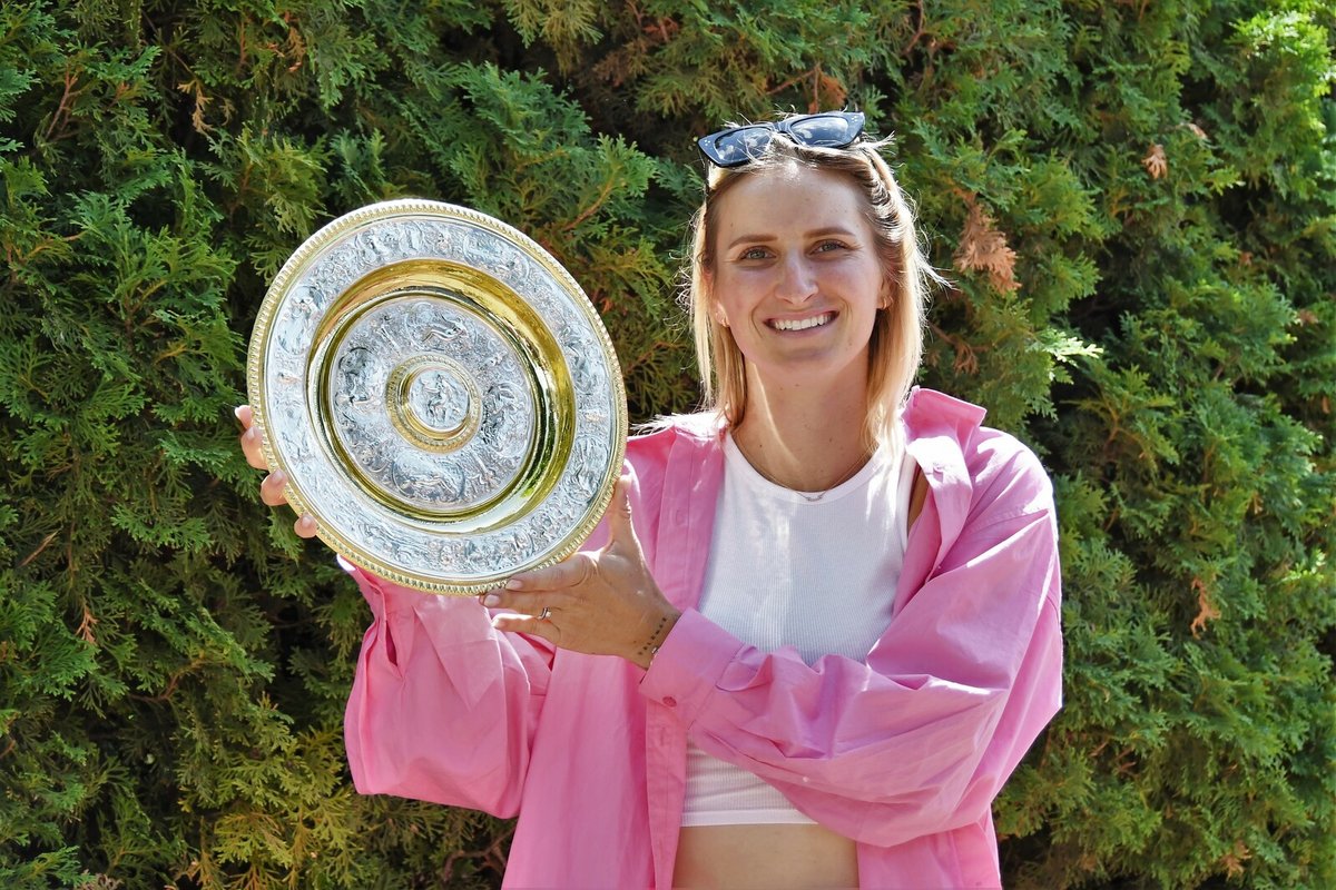 Markéta Vondroušová se vrátila do Česka s trofejí pro vítězku Wimbledonu