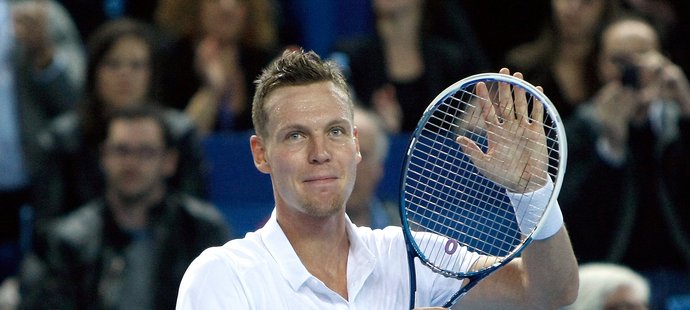 Tomáš Berdych tleská fanouškům po svém semifinálovém vítězství nad Tursunovem na turnaji v Marseille