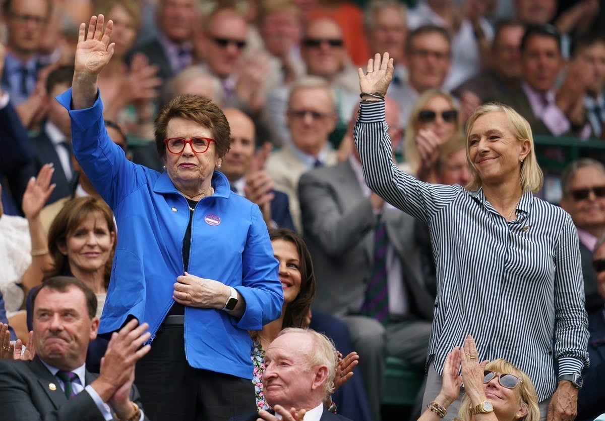 Fotografie z loňského Wimbledonu. Vlevo vedle Navrátilové se nachází další tenisová legenda, a to Billie Jean Kingová.