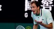 Ruský tenista Daniil Medveděv se zlobí v osmifinále Australian Open