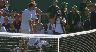 Řádění na Wimbledonu. Talent z Ruska házel po sudí drobné