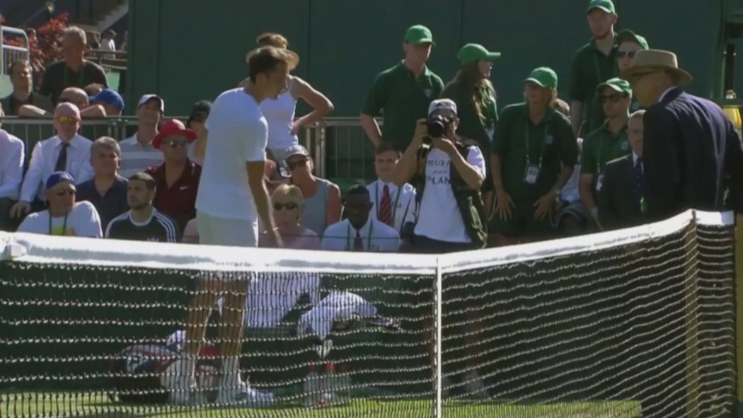 Mladý ruský tenista Daniil Medveděv se vztekal po prohraném zápase na Wimbledonu