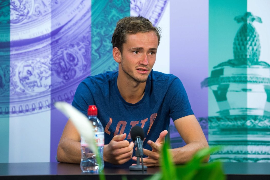 Mladý ruský tenista Daniil Medveděv po vyřazení na Wimbledonu