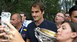 Roger Federer v zajetí fanoušků den po výhře na Australian Open