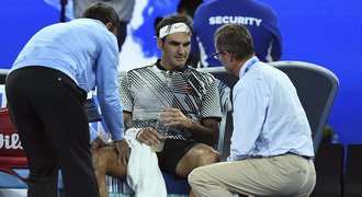 Zneužil pravidla? Šampion Federer odmítl kritiku za pauzu na ošetření