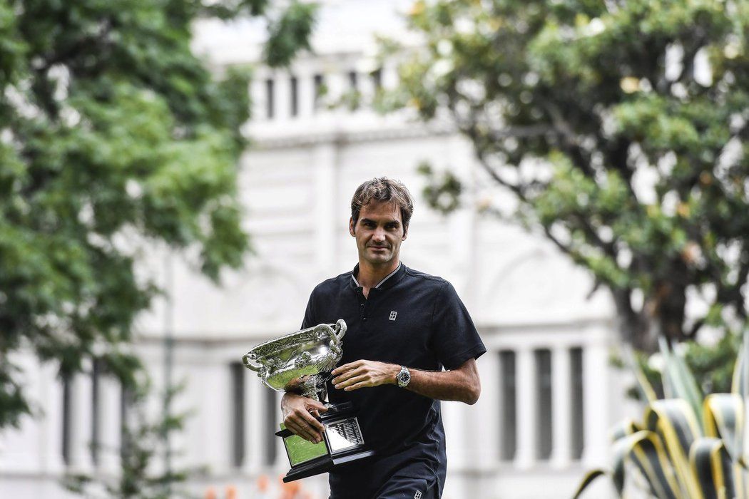 Švýcarská tenisová legenda Roger Federer vyhrál Australian Open a den po finále už pózoval s trofejí