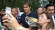 Roger Federer v zajetí fanoušků den po výhře na Australian Open