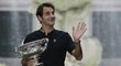Roger Federer pózuje s pohárem pro vítěze tenisového Australian Open