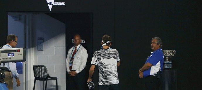 Roger Federer ve chvíli, kdy ve finále Australian Open opouštěl kurt a vzal si zdravotní přestávku