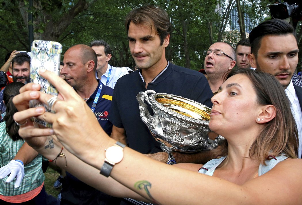 Roger Federer v zajetí fanoušků den po výhře na Australian Open